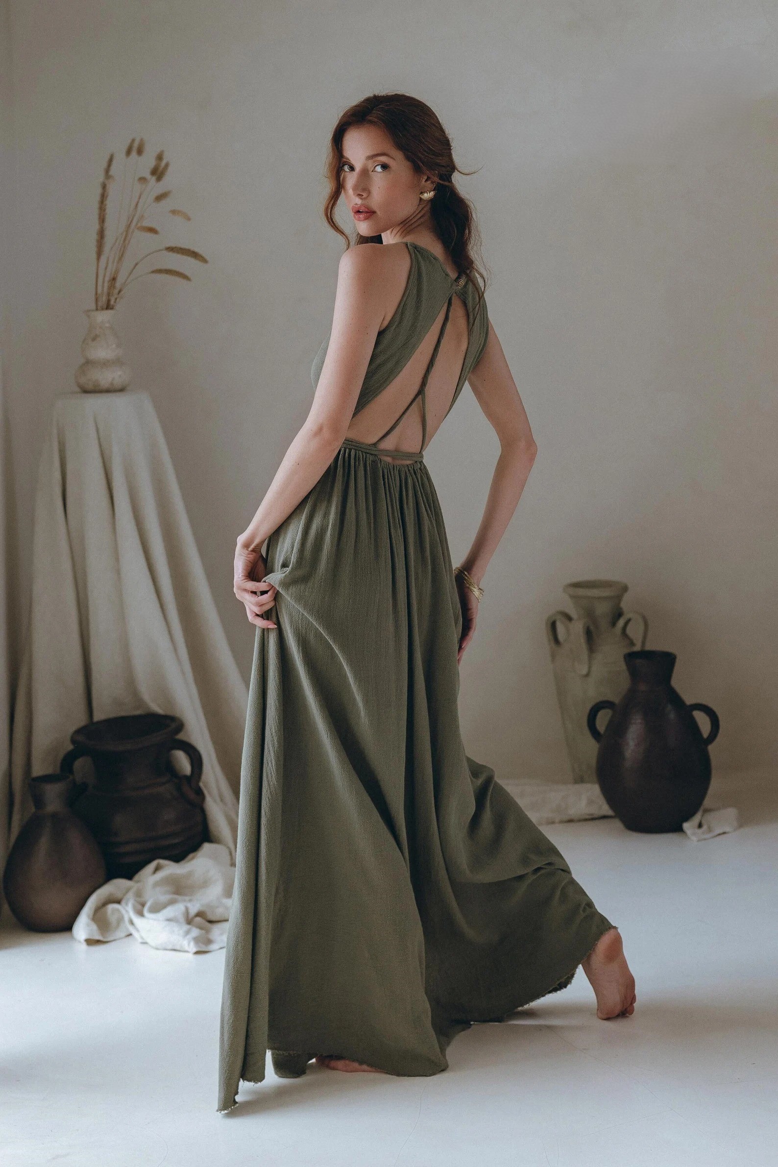 Rochie maxi verde-oliv din bumbac creponat, cu spatele gol și bretele încrucișate