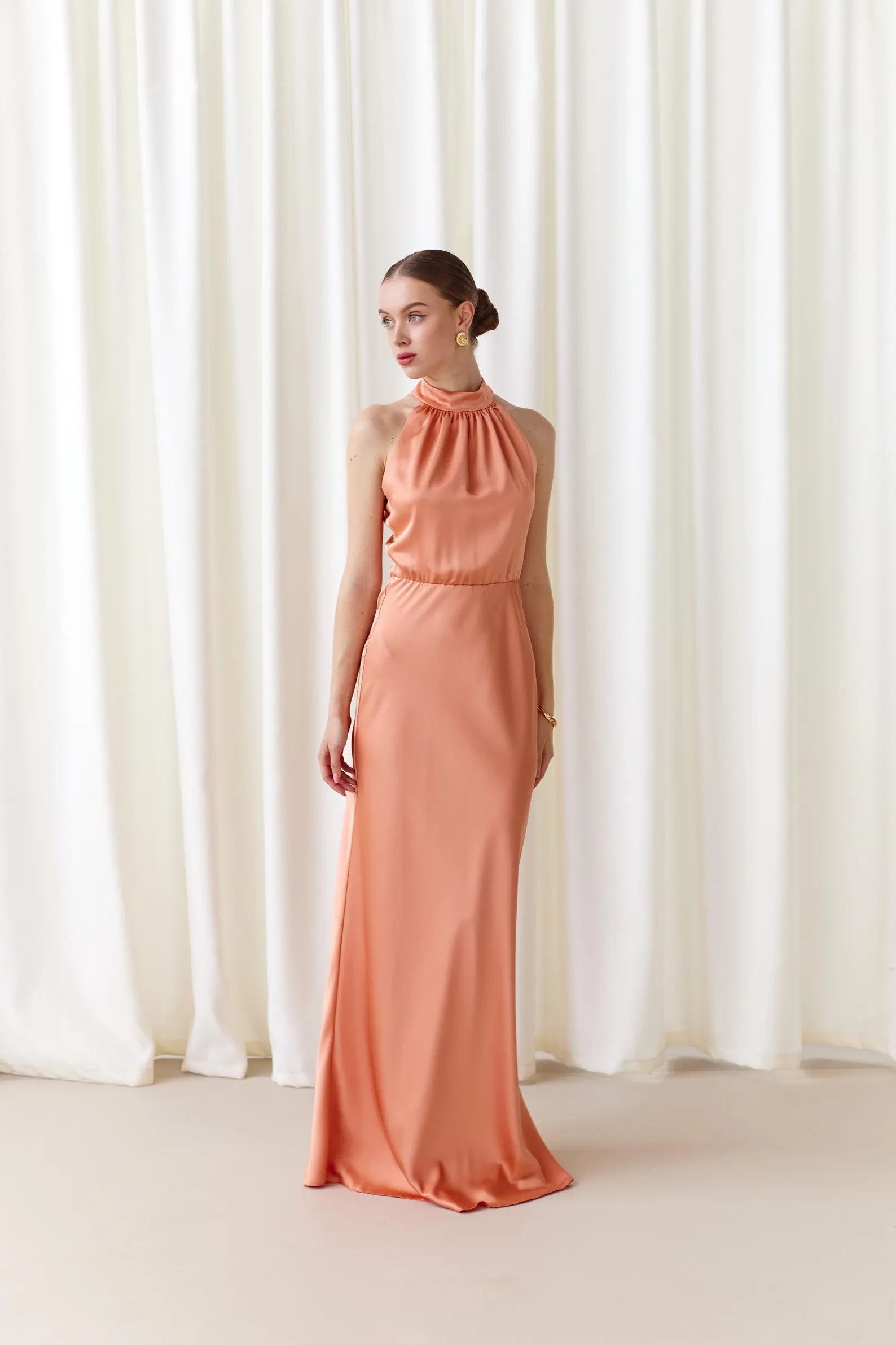 Rochie lungă din satin de culoarea piersicii, cu guler halter încrețit