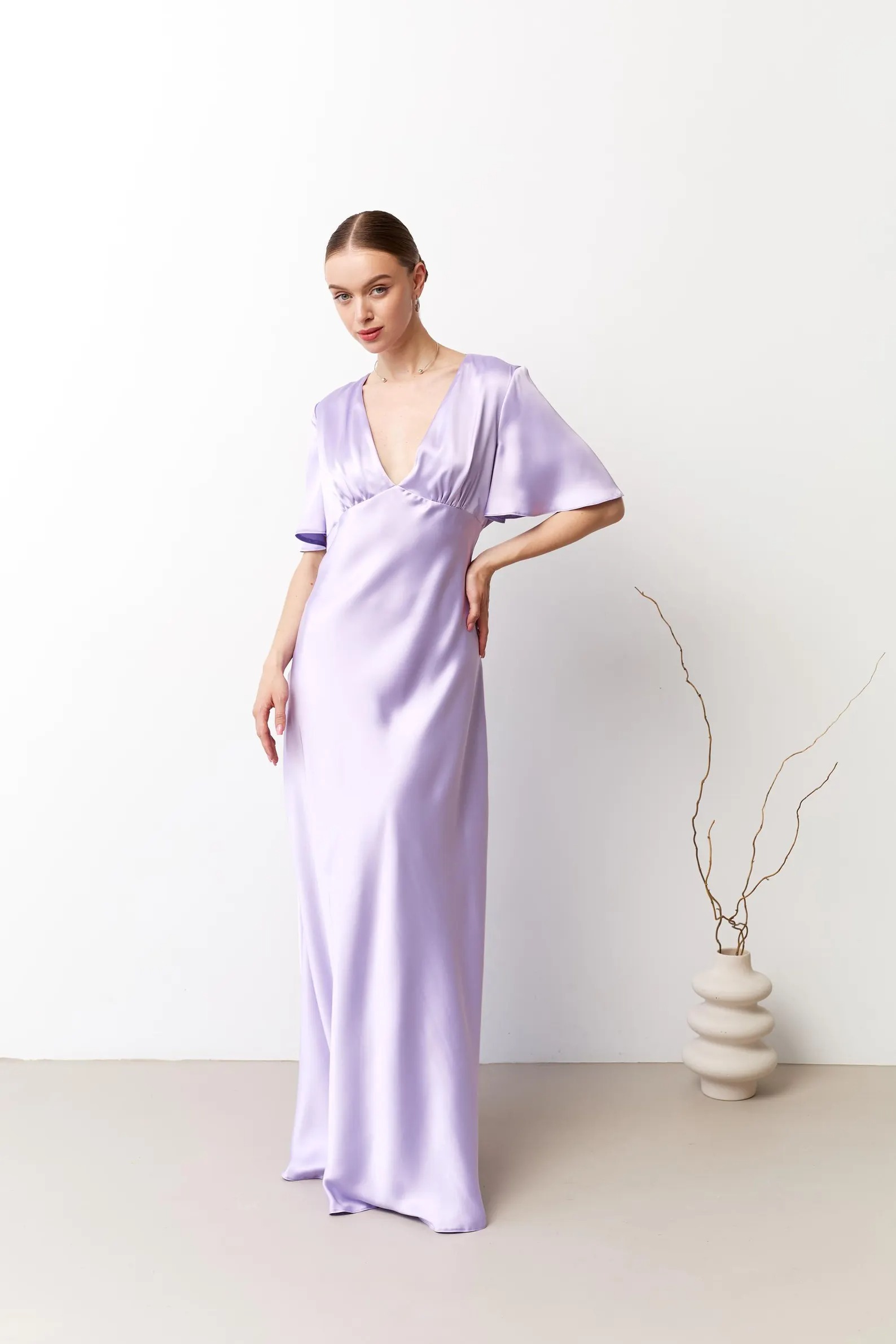 Rochie maxi din satin lila, cu decolteu în V și mâneci fluture