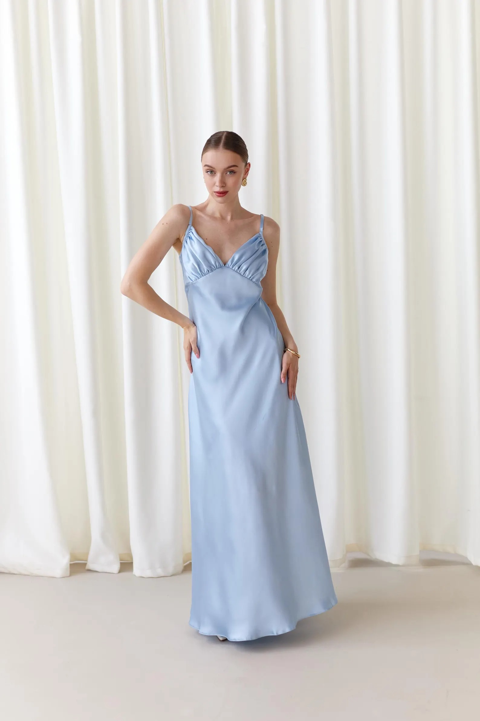 Rochie lungă din satin bleu, cu bretele subțiri și bust încrețit