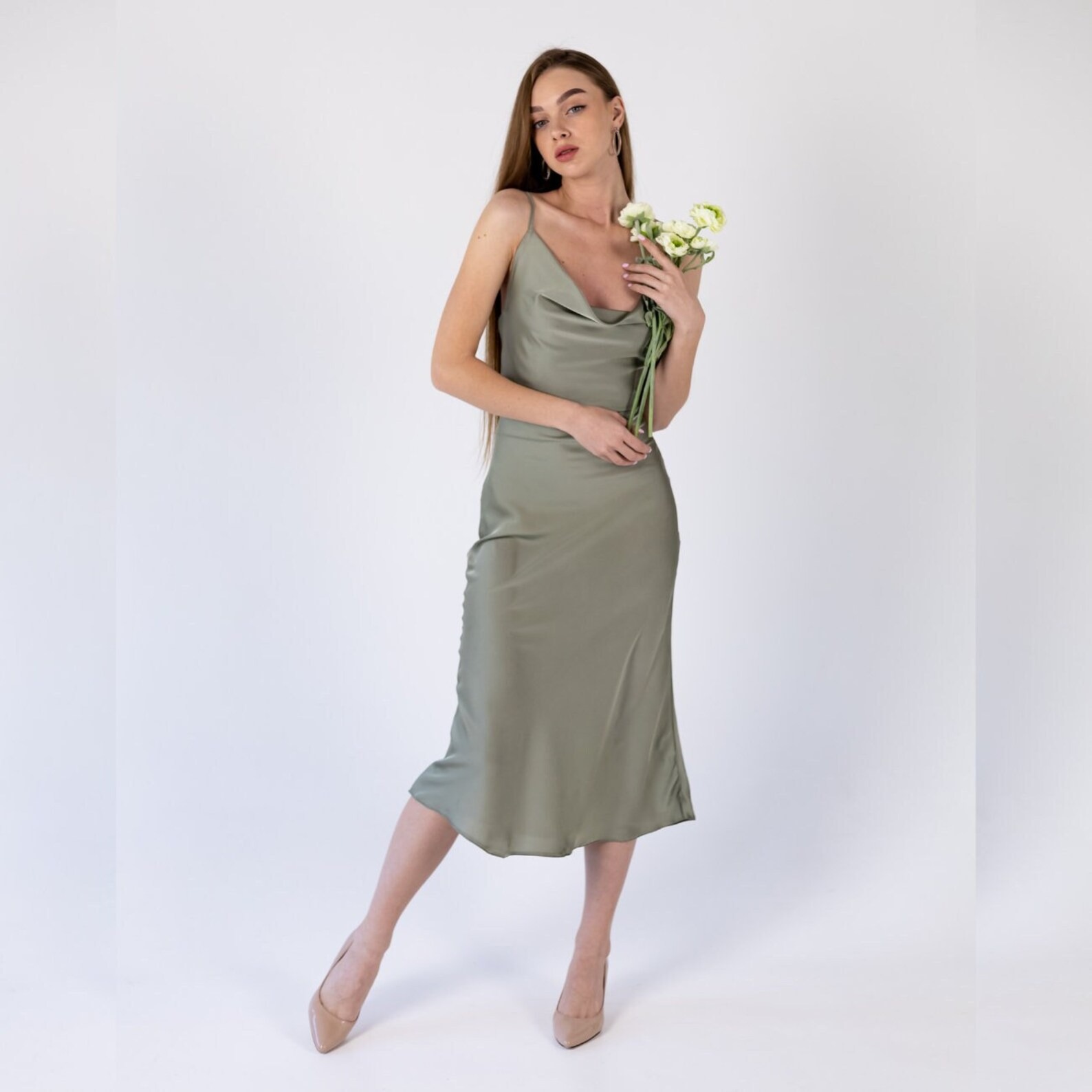 Rochie midi din satin verde-salvie, cu decolteu drapat și bretele subțiri