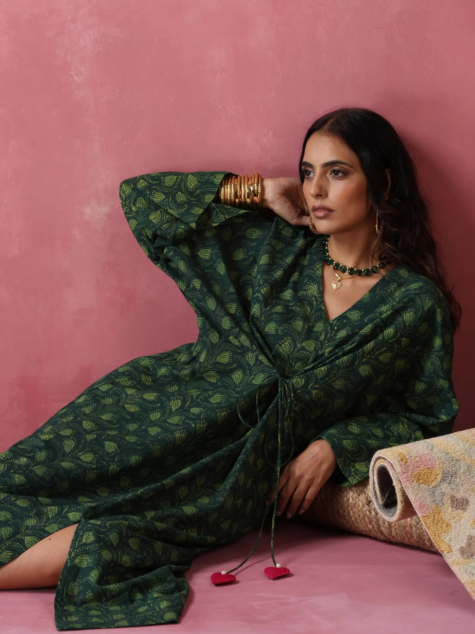 Caftan verde-închis cu imprimeu vegetal și șnur în talie