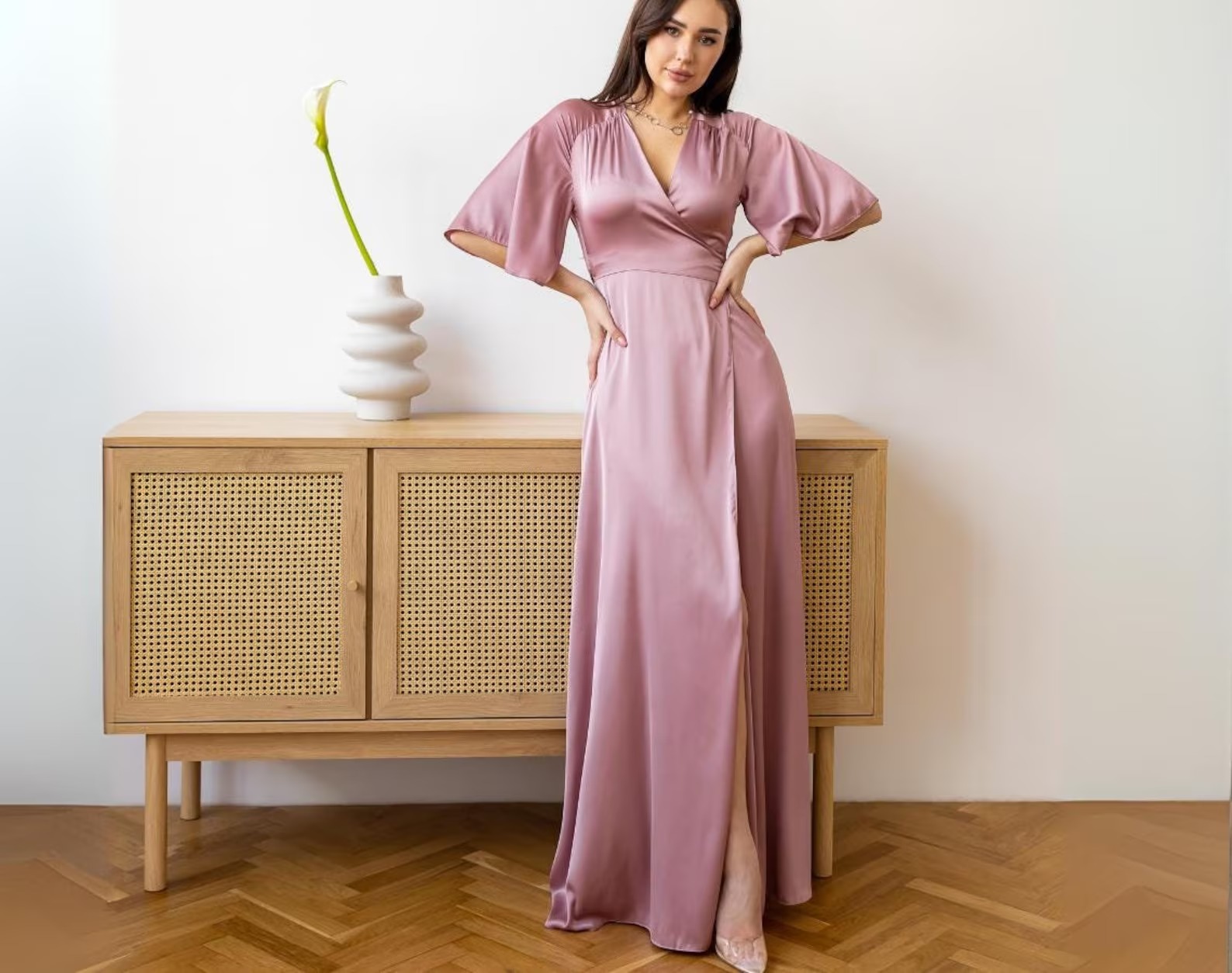 Rochie petrecută din satin roz pudrat, cu mâneci largi și fustă lungă cu șliț