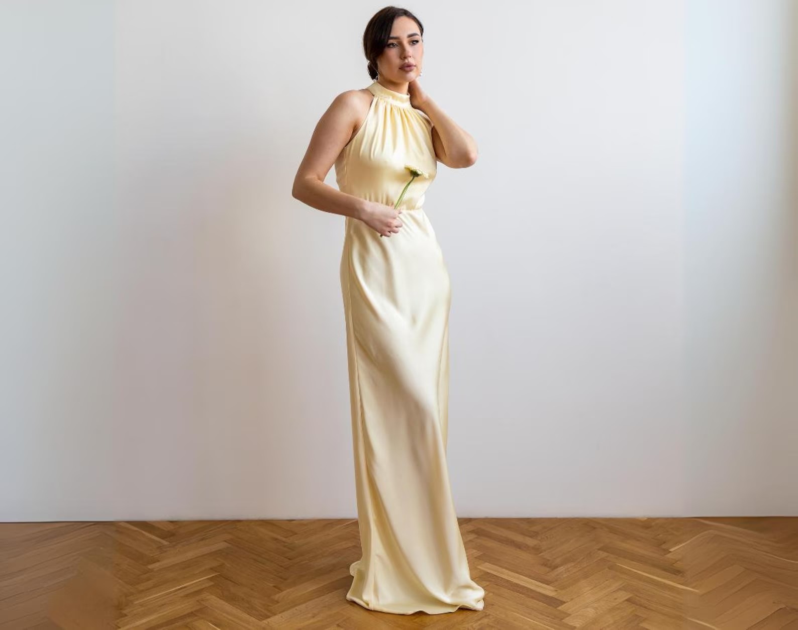 Rochie lungă din satin galben-pal cu guler halter și fustă până în pământ