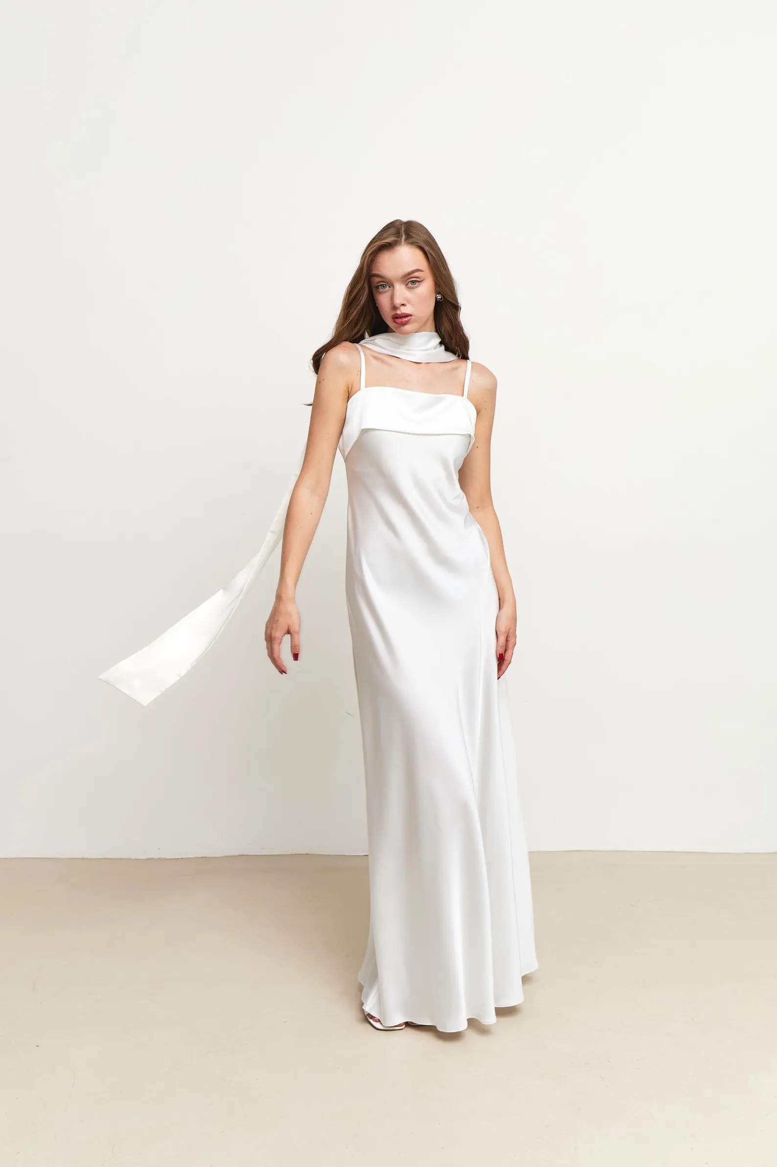 Rochie slip lungă din satin alb, cu eșarfă din același material